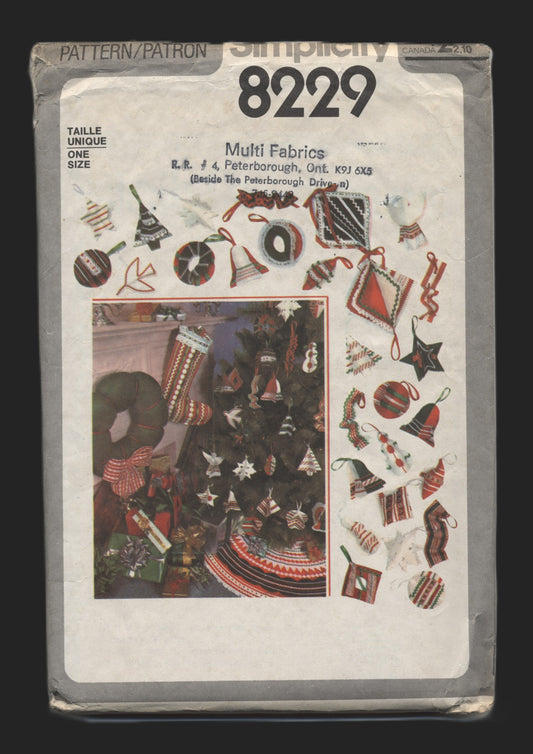 Simplicity 8229 Christmas Wreath, tree Skirt, Stocking and Ornaments Sewing Pattern - UNCUT